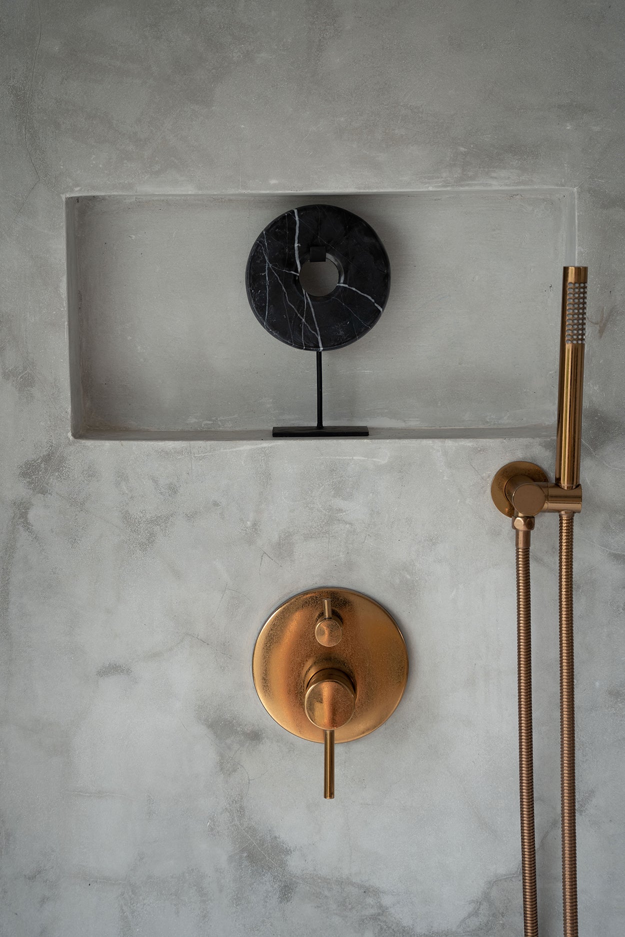 The Marble Disc on Stand, Black, M — 2