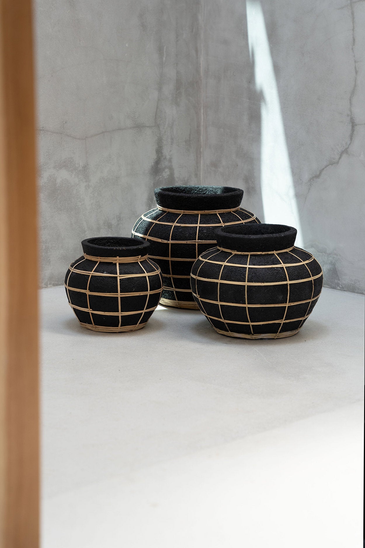 The Belly Vase, Black Natural, M — 3