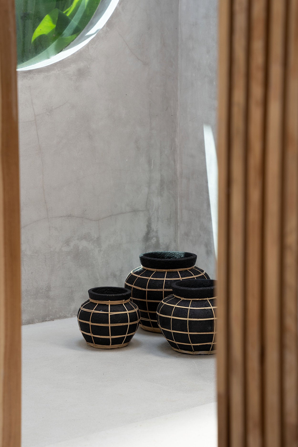 The Belly Vase, Black Natural, S — 5