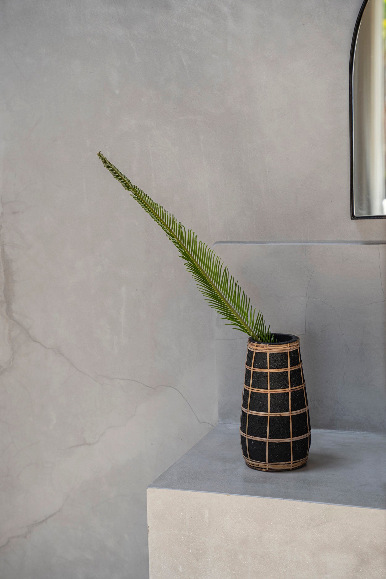 The Cutie Vase, Black Natural, M — 2