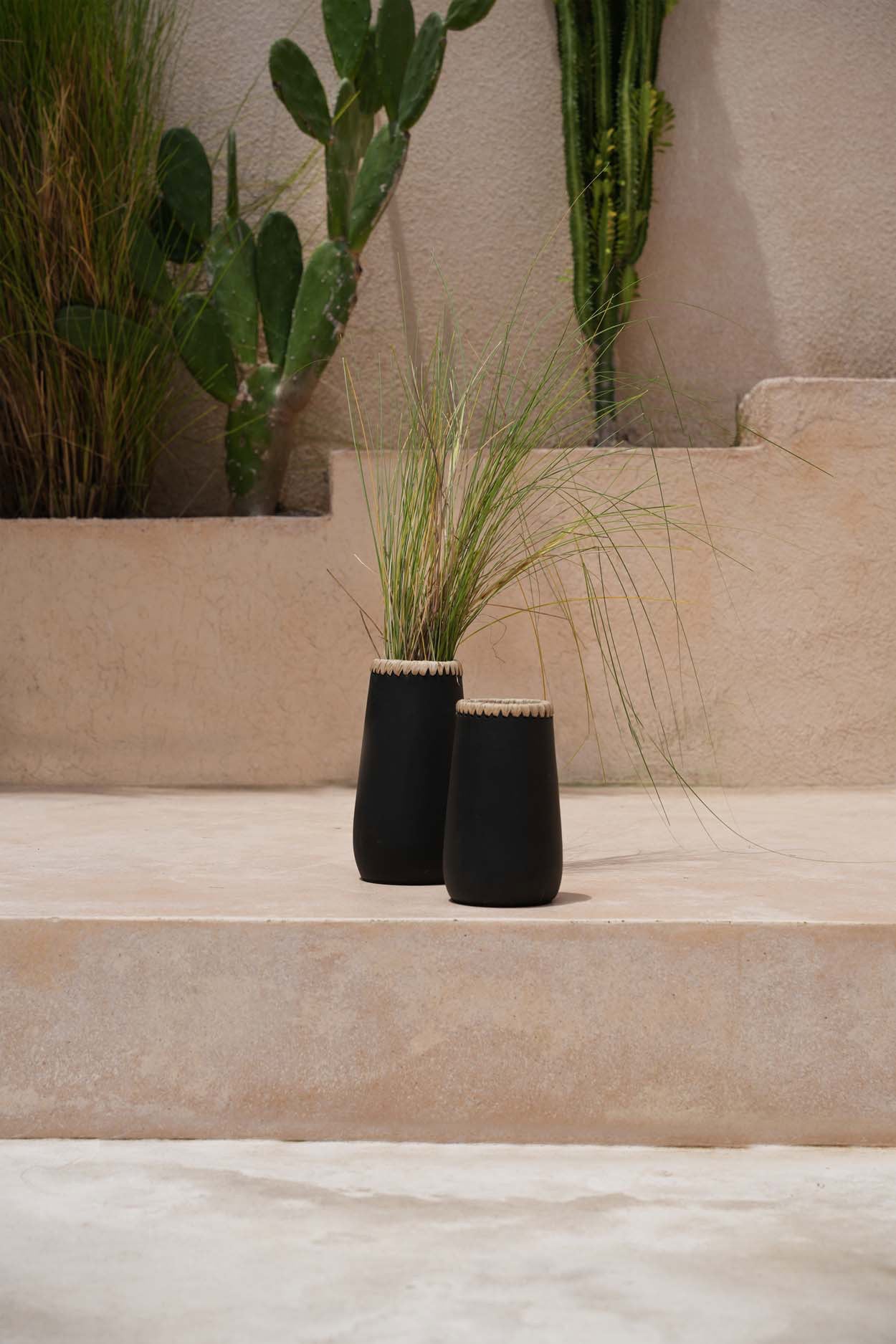 The Sneaky Vase, Black Natural, L — 3
