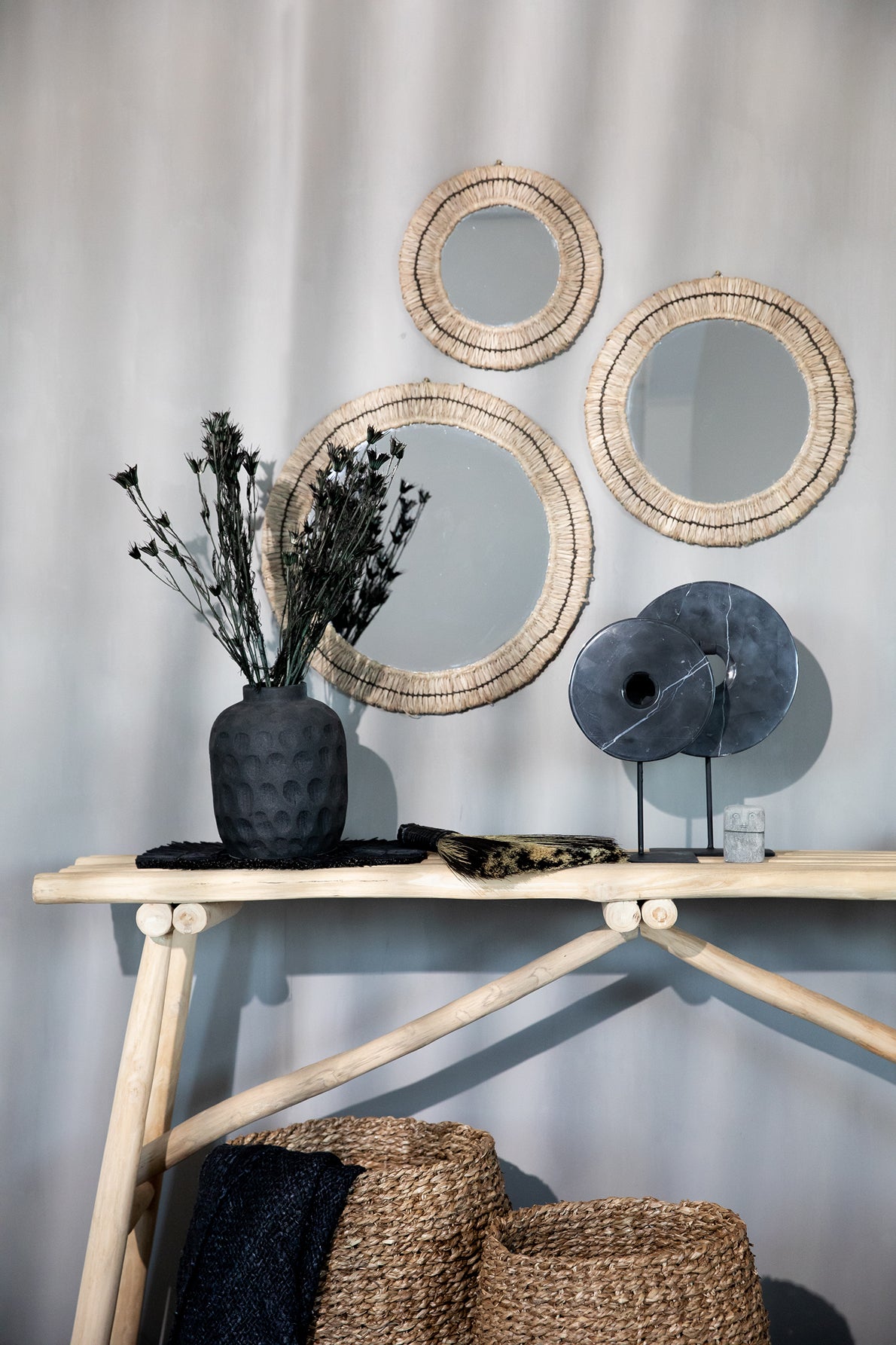 The Marble Disc on Stand, Black, L — 2