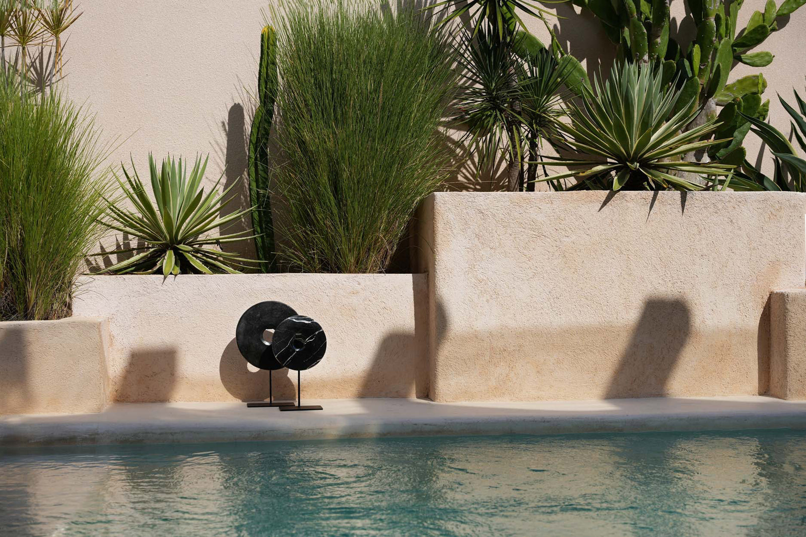 The Marble Disc on Stand, Black, L — 3
