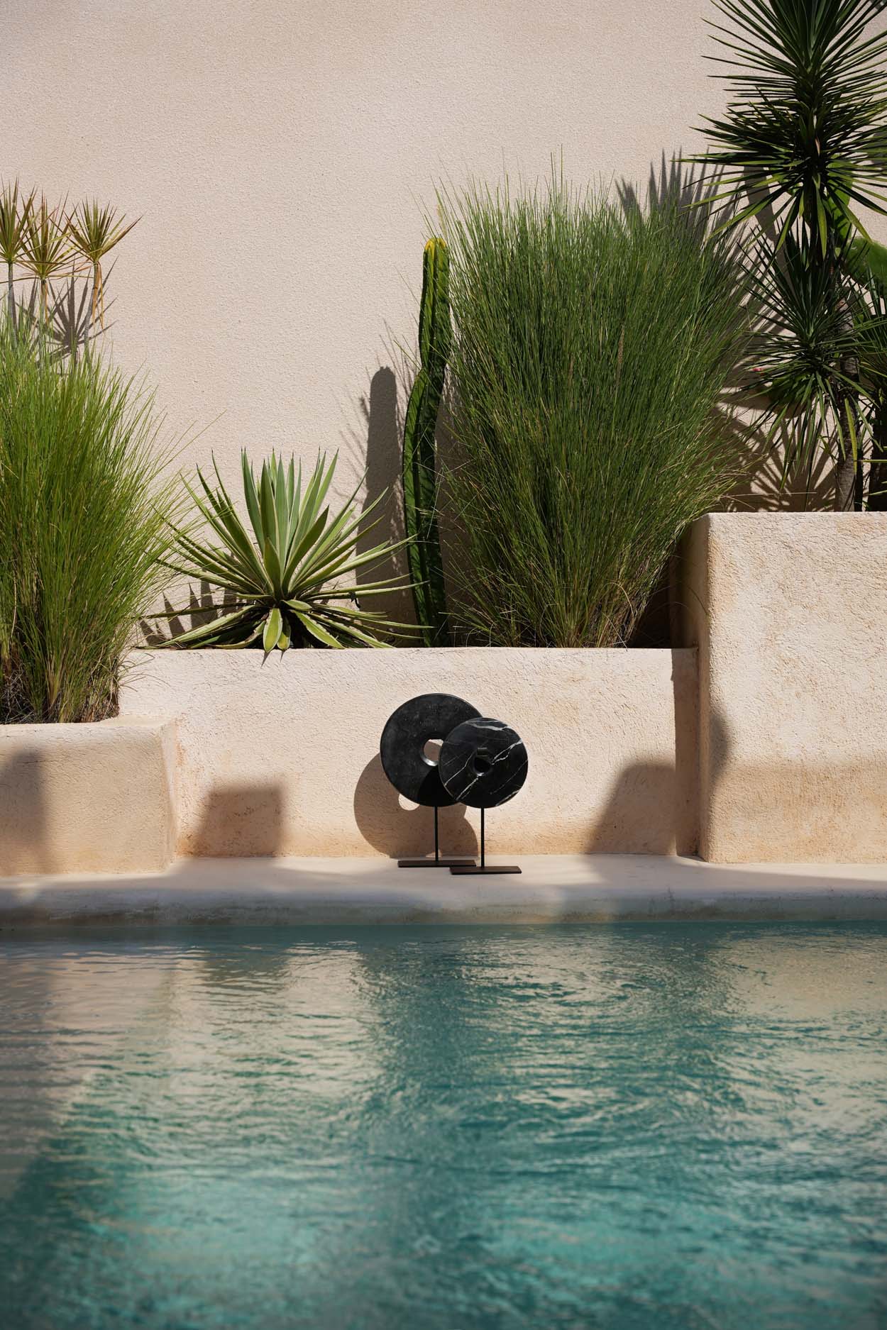 The Marble Disc on Stand, Black, L — 4